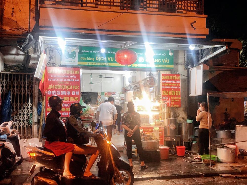 Trời mưa gió lạnh, người Hà Nội vẫn ra đường ăn bát cháo sườn-1