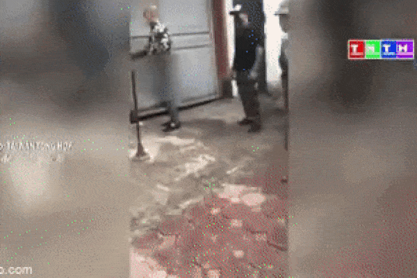 Clip: Vừa đi vừa nghe điện thoại, mẹ bế con rơi xuống cống thoát nước-2