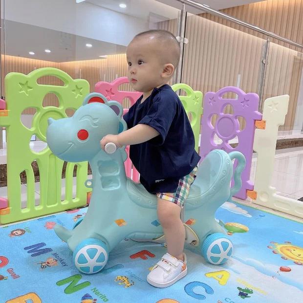 Cận gương mặt siêu cưng của quý tử 1 tuổi nhà Đỗ Duy Mạnh-10