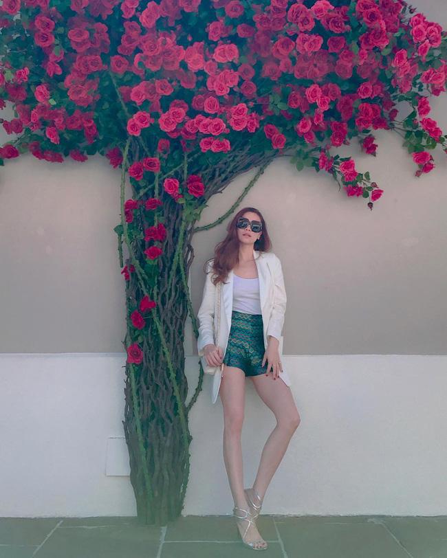 Hồ Ngọc Hà xả vai mẹ bỉm nhưng bị chê vì quần short ngắn cũn lộ vòng 3-8