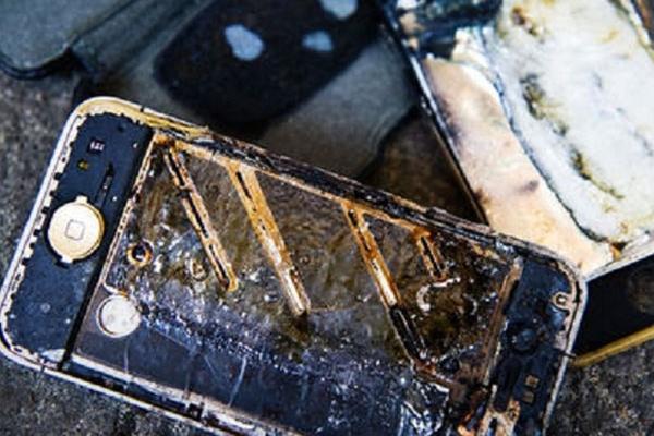 Vừa cắm sạc vừa chơi, điện thoại nổ bàn tay thanh niên nát bét-2