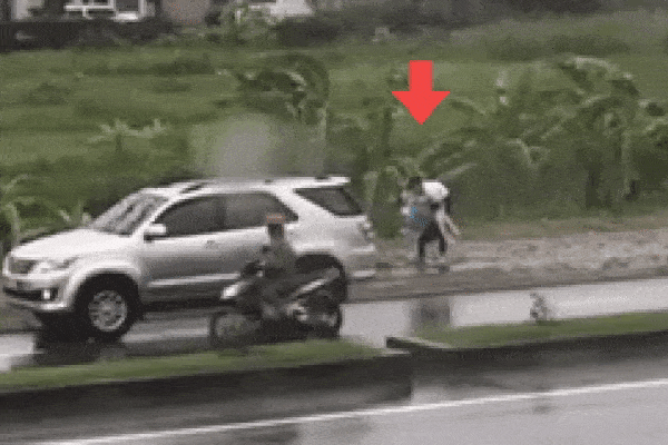 Mưa như trút vẫn cãi nhau kịch liệt, cô gái ngất xỉu và cái kết-1