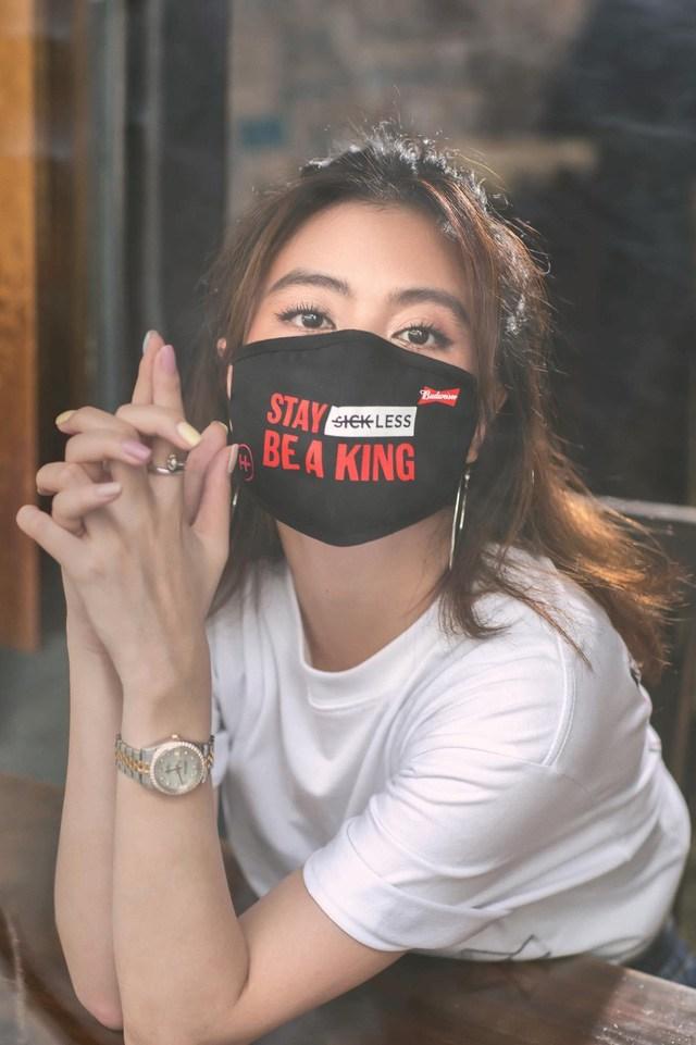 Hoàng Thùy Linh cũng chịu chơi không kém với chiếc Rolex Lady Datejust giá 300 triệu đồng.