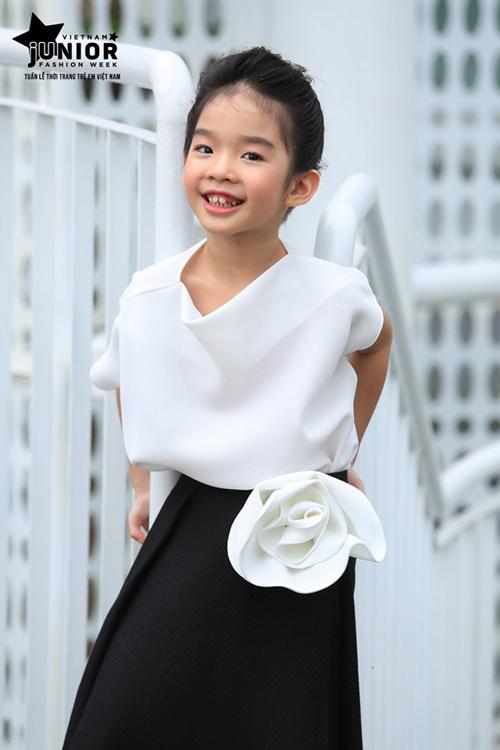 Con gái Xuân Lan biết đắp mặt nạ, dùng serum ở tuổi lên 8-2