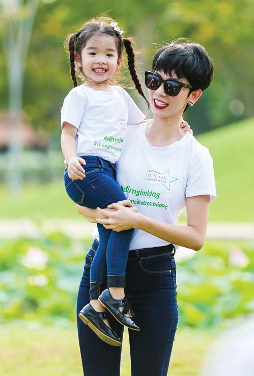 Con gái Xuân Lan biết đắp mặt nạ, dùng serum ở tuổi lên 8-3