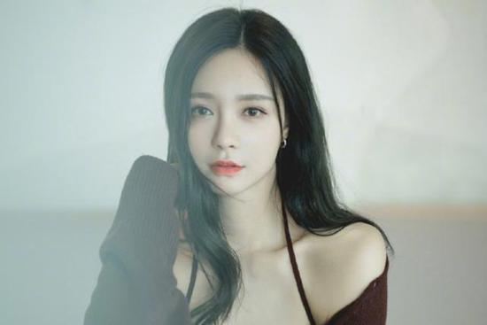 Loạt sao Hoa ngữ bị chỉ trích bán đồ secondhand giá cắt cổ