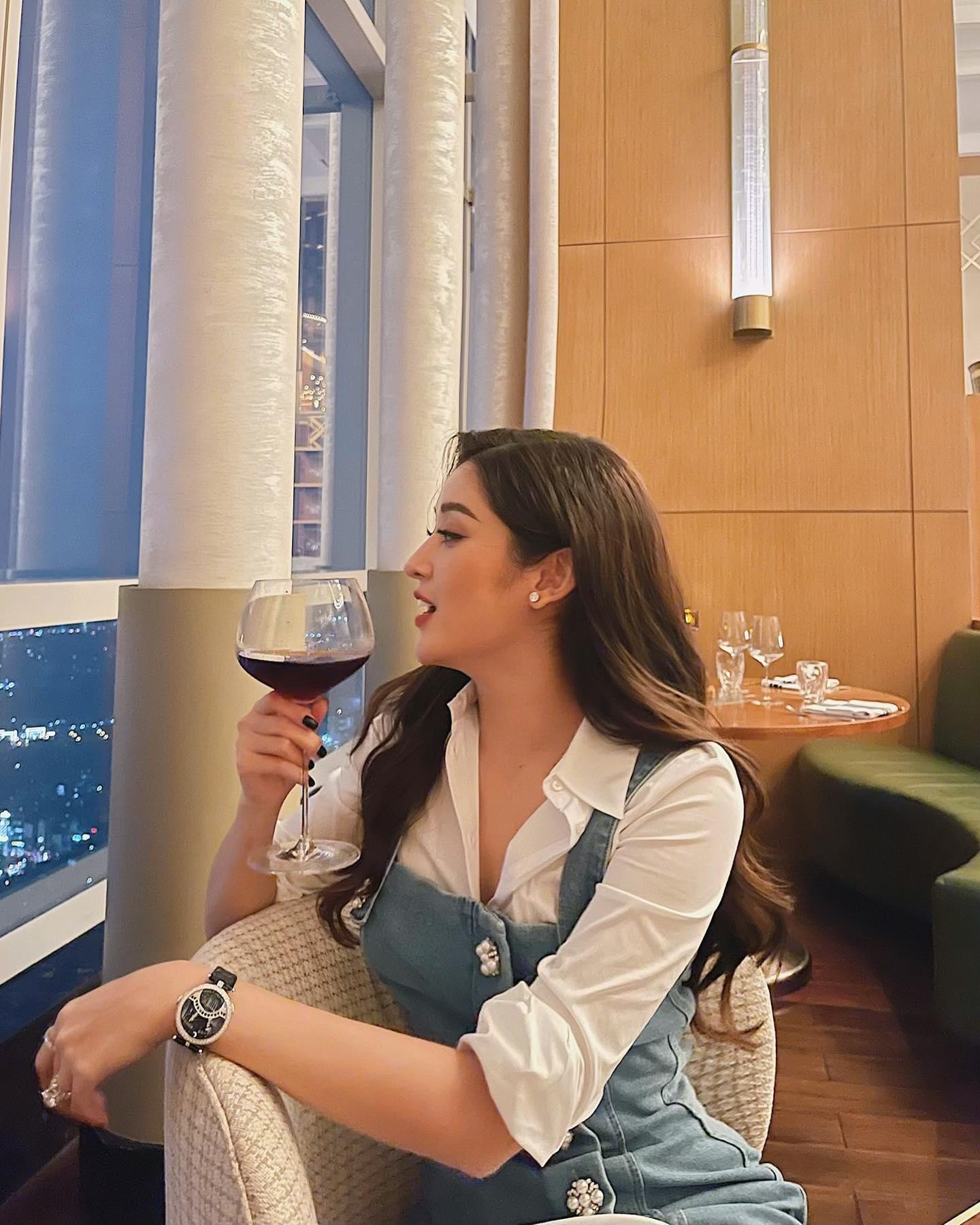 Á hậu Huyền My khoe ảnh hớn hở qua ống kính của mẹ.