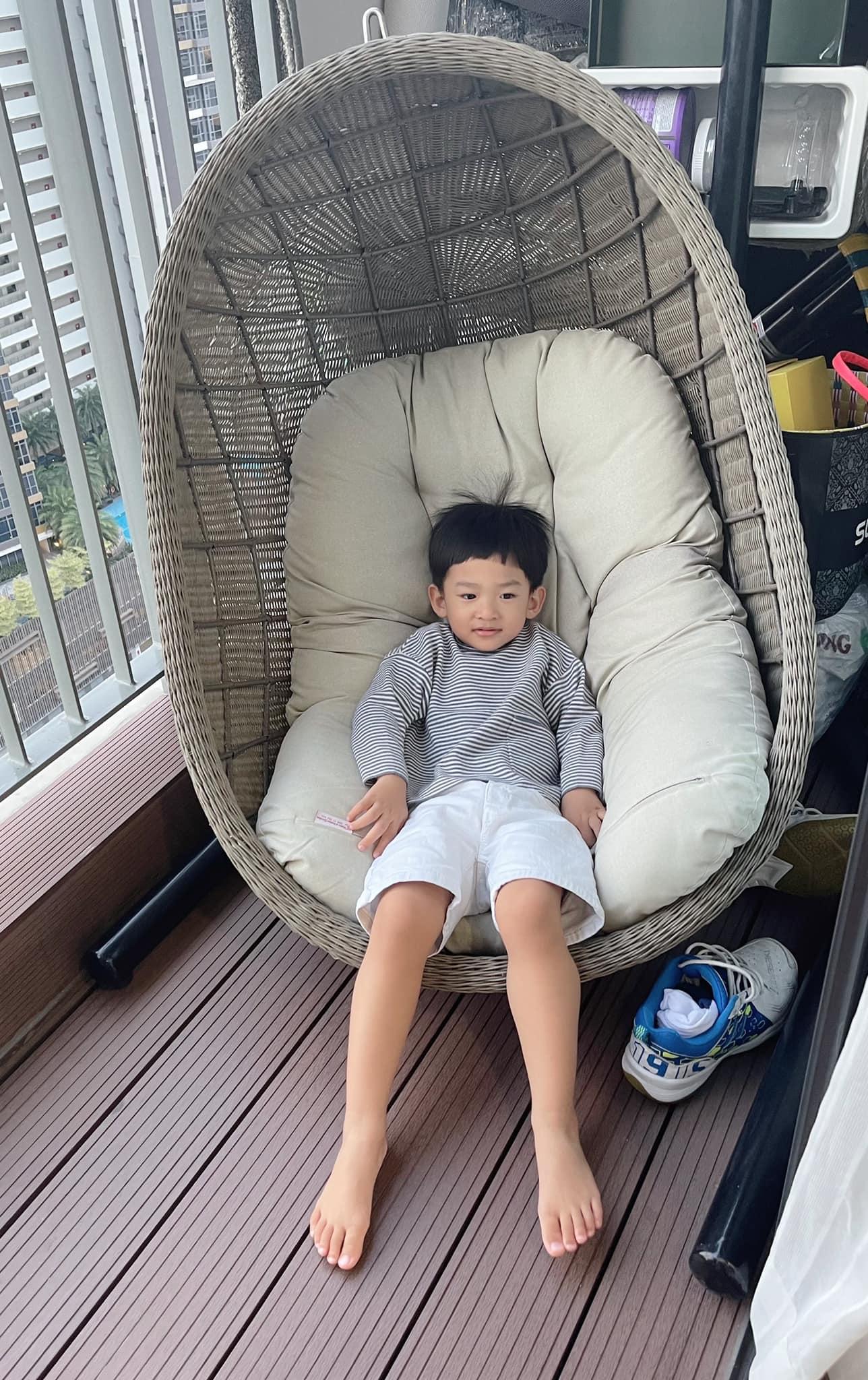 Giữa ồn ào từ thiện, Thúy Diễm tìm niềm vui bên con trai.