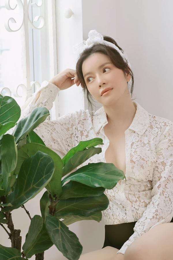 Lý Nhã Kỳ khoe nhan sắc trong veo.