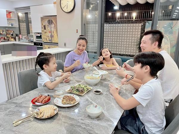 Ốc Thanh Vân khoe bữa cơm gia đình, khép lại tin sao Việt.