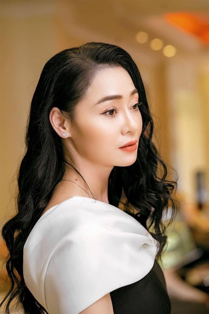 Mặc mốt lộ nội y, Quách Thu Phương U50 trẻ hơn Phương Oanh-15