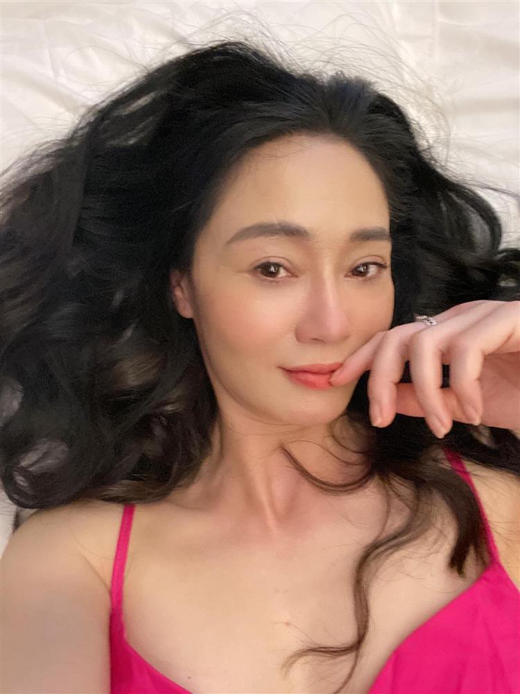 Mặc mốt lộ nội y, Quách Thu Phương U50 trẻ hơn Phương Oanh-10