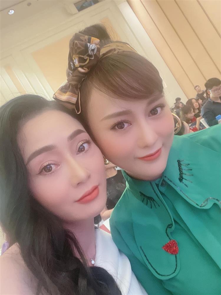 Mặc mốt lộ nội y, Quách Thu Phương U50 trẻ hơn Phương Oanh-9