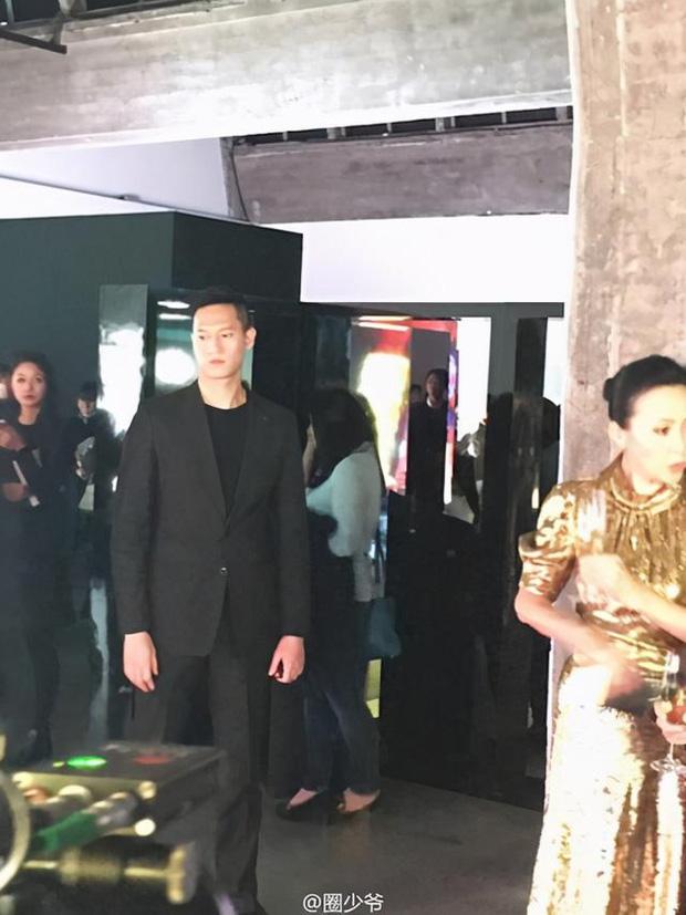 Cuộc sống của vệ sĩ bị sa thải chỉ vì đẹp trai hơn Huỳnh Hiểu Minh-2