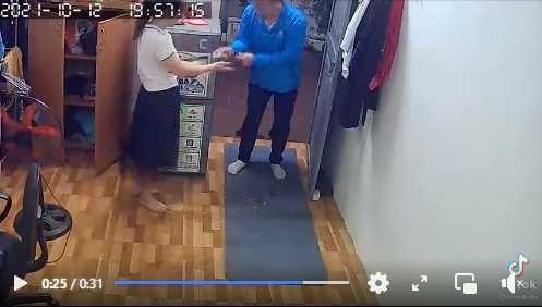 Cười ngã ngửa vợ trải thảm, tung hoa đón chồng lĩnh lương-4