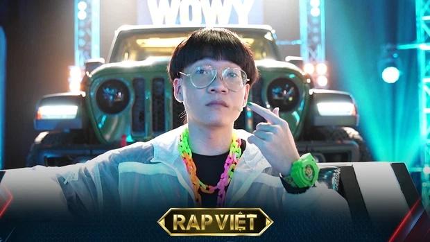 Trời không mưa Wowy vẫn mặc áo mưa đến Rap Việt thì sao?-1