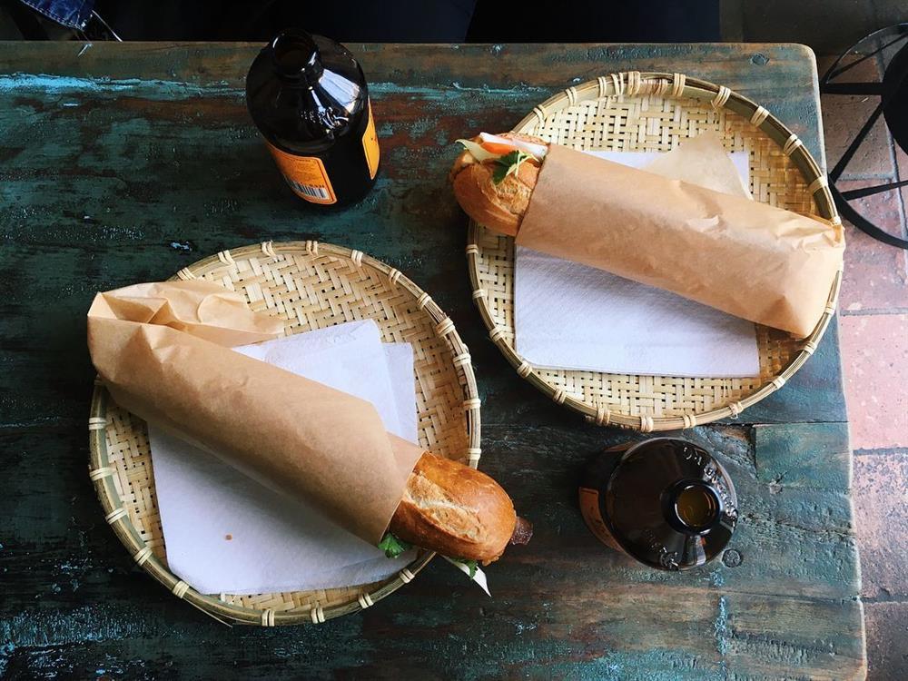 Loạt bánh mì Việt nổi tiếng trời Tây, khách xếp hàng dài chờ đến lượt-5