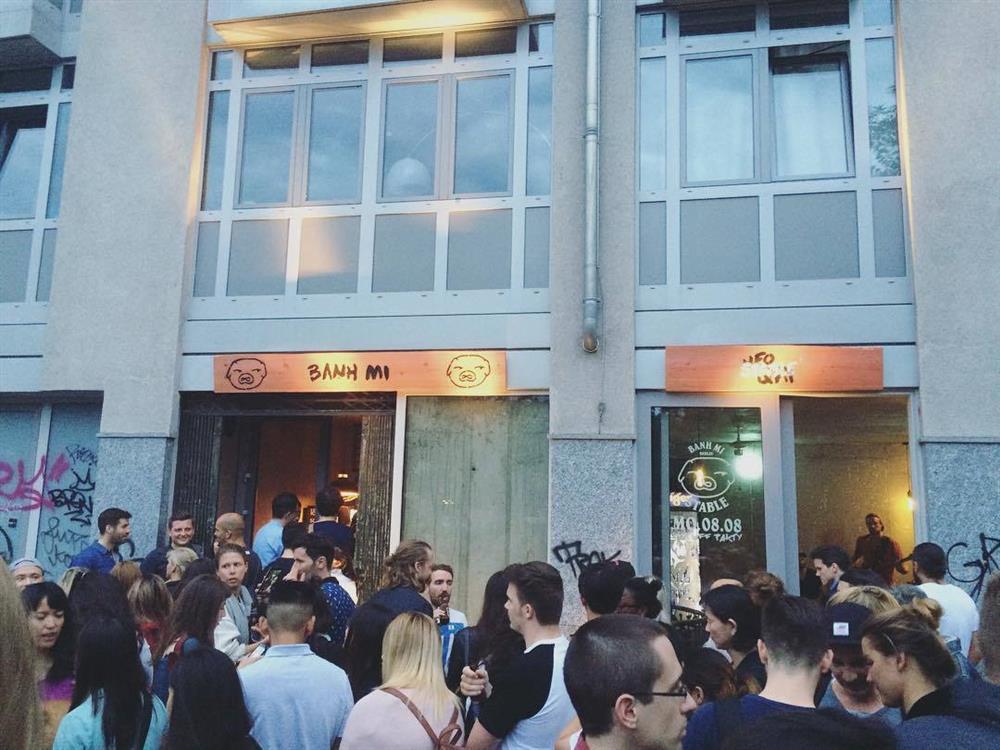 Loạt bánh mì Việt nổi tiếng trời Tây, khách xếp hàng dài chờ đến lượt-6