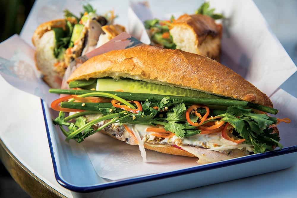 Loạt bánh mì Việt nổi tiếng trời Tây, khách xếp hàng dài chờ đến lượt-7