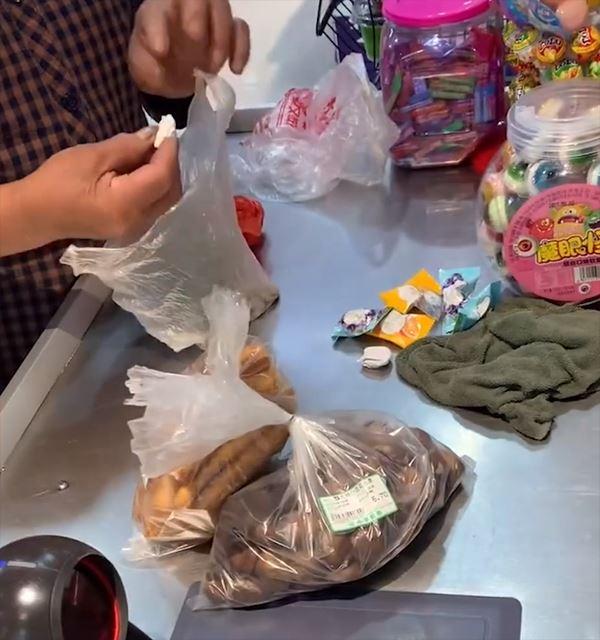 Dân mạng tán thưởng bà lão mang kẹo thanh toán tại siêu thị-2