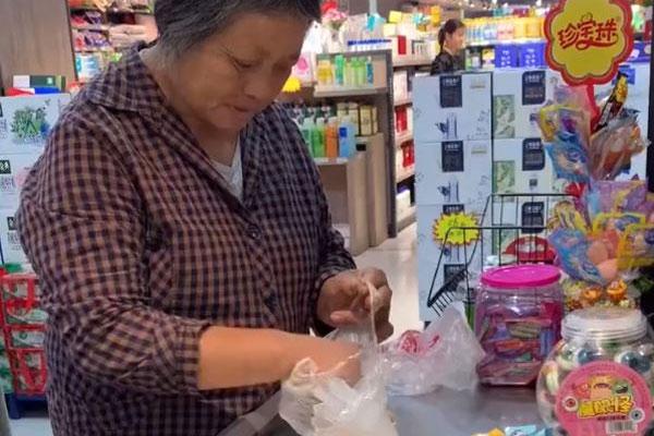 Dân mạng tán thưởng bà lão mang kẹo thanh toán tại siêu thị-1