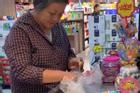 Dân mạng tán thưởng bà lão mang kẹo thanh toán tại siêu thị