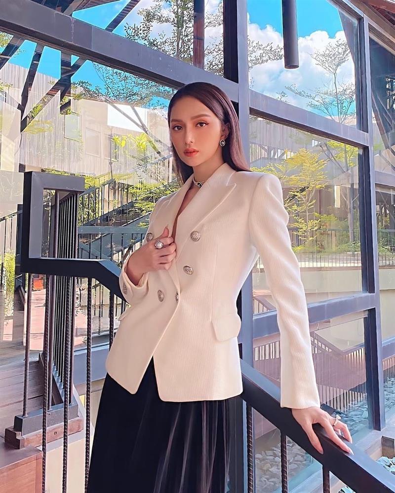 Hẹn hò Matt Liu, Hương Giang diện mãi 1 kiểu chân váy đen không chán-4