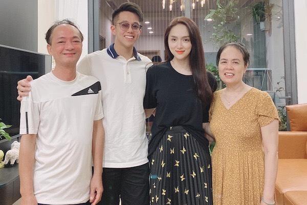 Hẹn hò Matt Liu, Hương Giang diện mãi 1 kiểu chân váy đen không chán-13