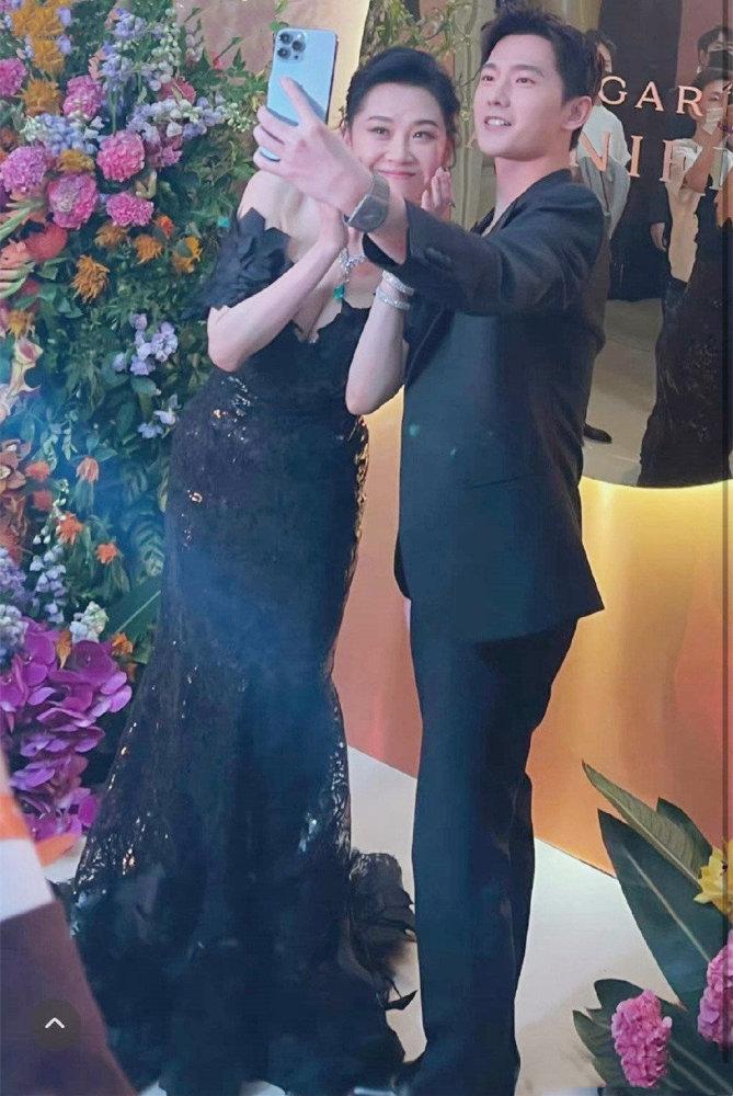 Thánh Cô Hứa Tình trẻ đẹp ngỡ ngàng bên Dương Dương-1