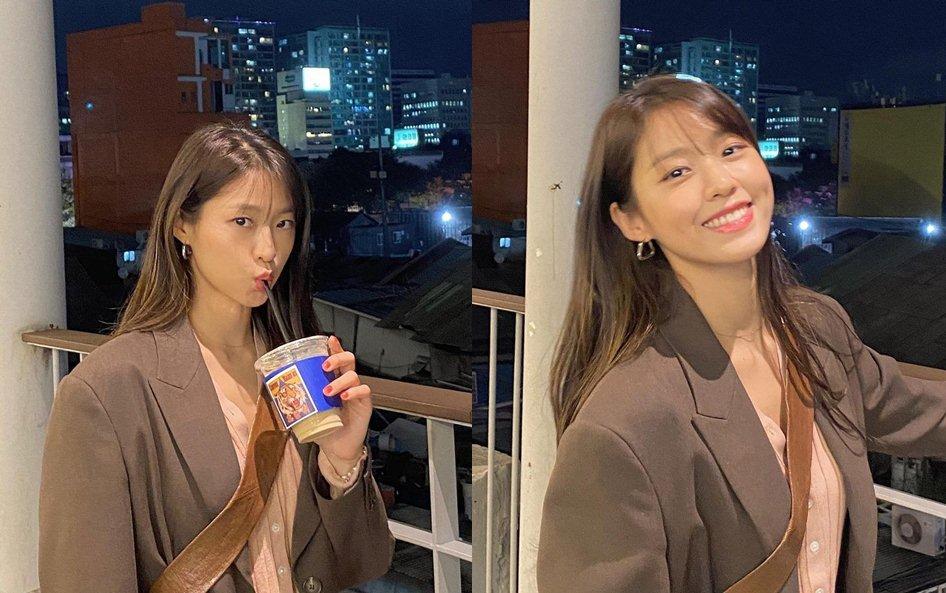 Mới đây, "nữ thần sexy" xứ Hàn Seolhyun chia sẻ loạt ảnh mới trên Instagram. Nữ diễn viên cho thấy vẻ ngoài trẻ trung, năng động cùng nhan sắc xinh đẹp dù không trang điểm. Nhiều cư dân mạng bày tỏ ghen tị với làn da căng bóng, mịn màng của Seolhyun.