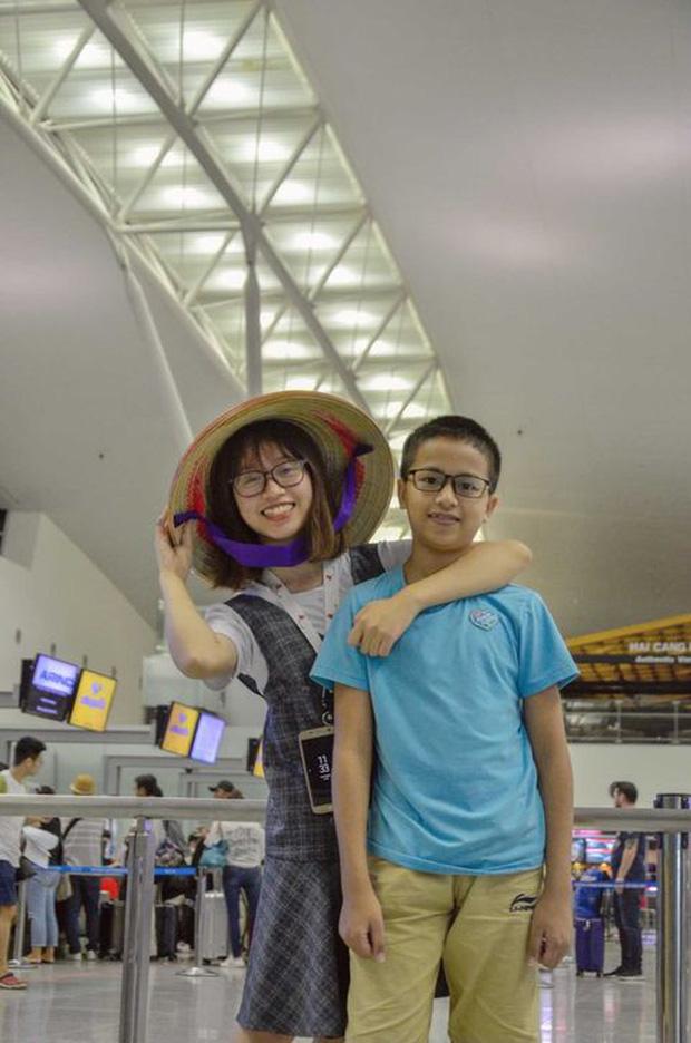 Bố dúi vào tay 1 thứ khiến nữ sinh đi du học khóc hết nước mắt-3