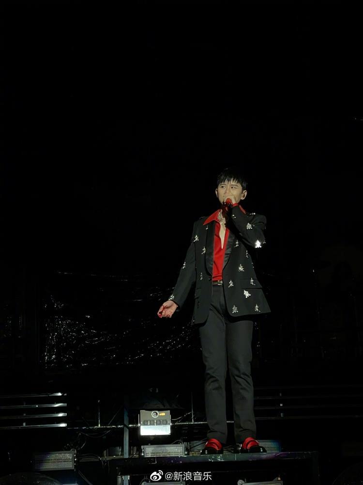 Rùng mình cảnh Trương Kiệt rơi tự do, tay đầm đìa máu-2