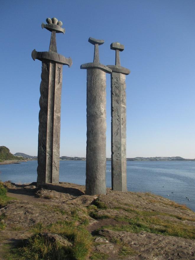 Ý nghĩa 3 thanh kiếm khủng dựng ở ngoại ô Stavanger, Na Uy-1
