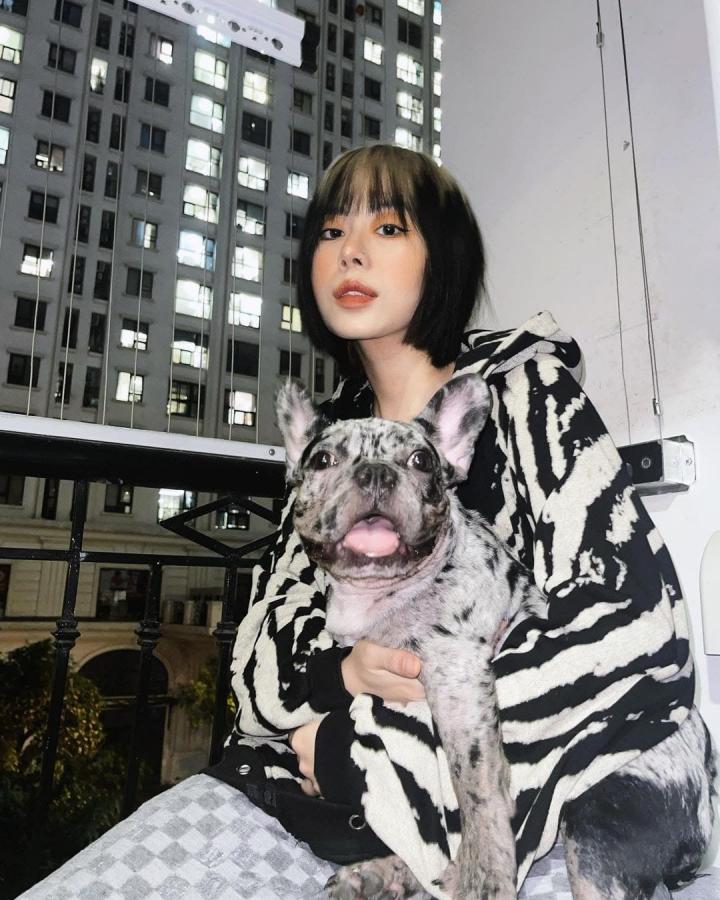 Nhờ vóc dáng mảnh khảnh, chiều cao trên 1m6 cùng khuôn mặt ưa nhìn và thần thái cá tính nên mỗi bộ đồ cô nàng diện đều rất bắt mắt. Những outfit không thuộc trường phái da báo mà Mai Âm nhạc diện cũng đầy thu hút.