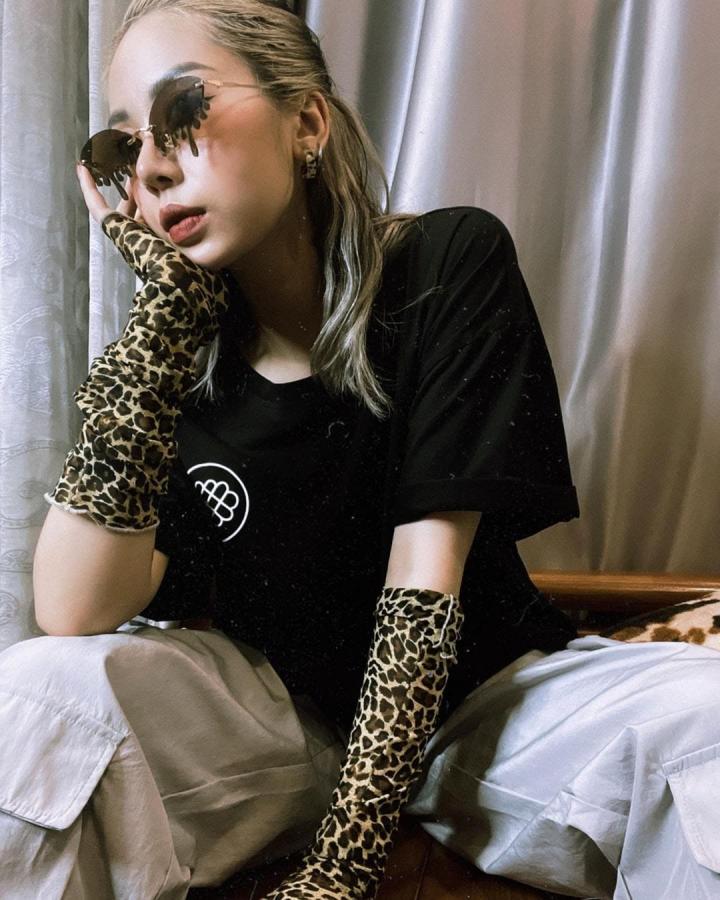 Tuy nhiên, ai follow cô nàng trên các nền tảng mạng xã hội mới nhận ra niềm đam mê đồ da beo của Mai Âm Nhạc khủng khiếp thế nào.