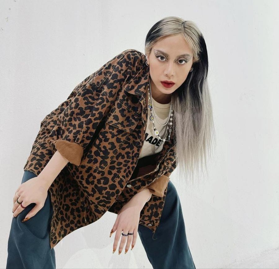 Khi trang điểm, cô cũng phải đánh mắt hình da beo mới chịu.