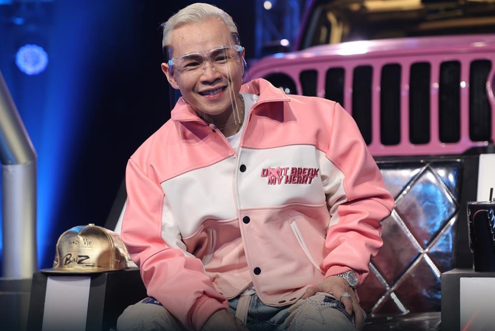 Binz vẫn nghiện màu hường và sặc mùi tiền qua 2 mùa Rap Việt-2