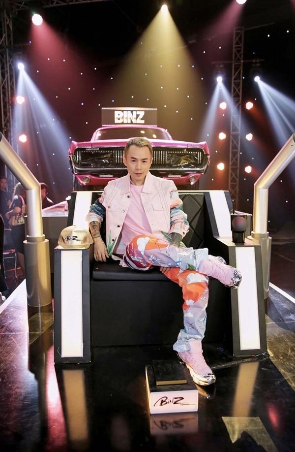 Binz vẫn nghiện màu hường và sặc mùi tiền qua 2 mùa Rap Việt-3
