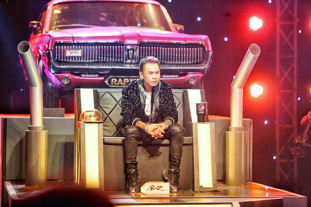 Binz vẫn nghiện màu hường và sặc mùi tiền qua 2 mùa Rap Việt-11