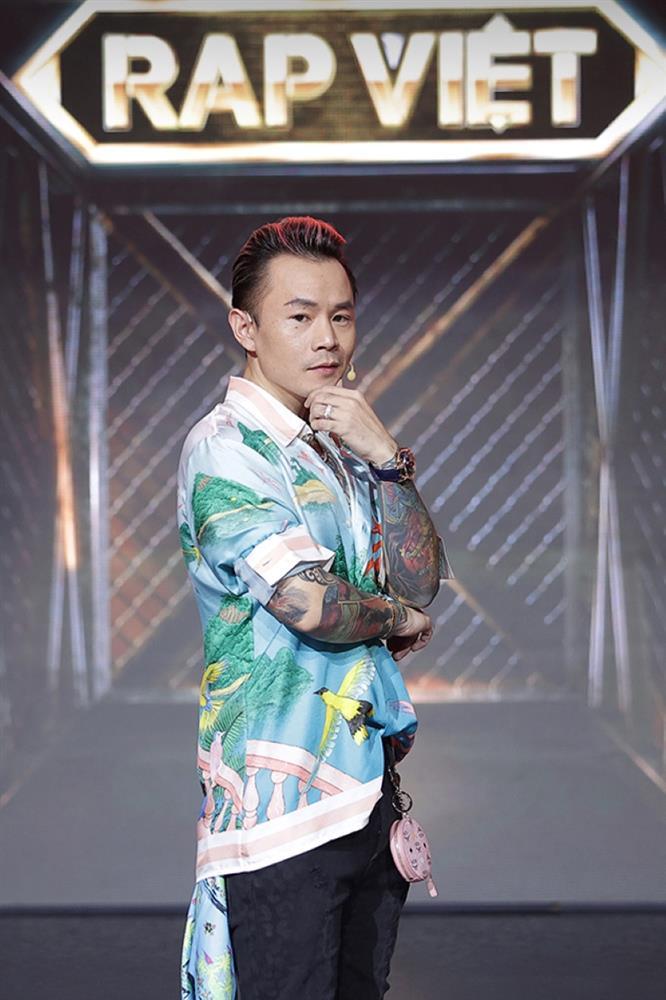 Binz vẫn nghiện màu hường và sặc mùi tiền qua 2 mùa Rap Việt-8