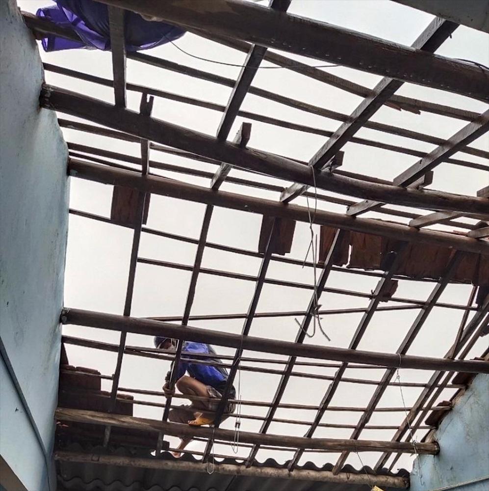 Miền Trung mưa bão dữ dội, nhiều người mất tích, nhà tốc mái-4