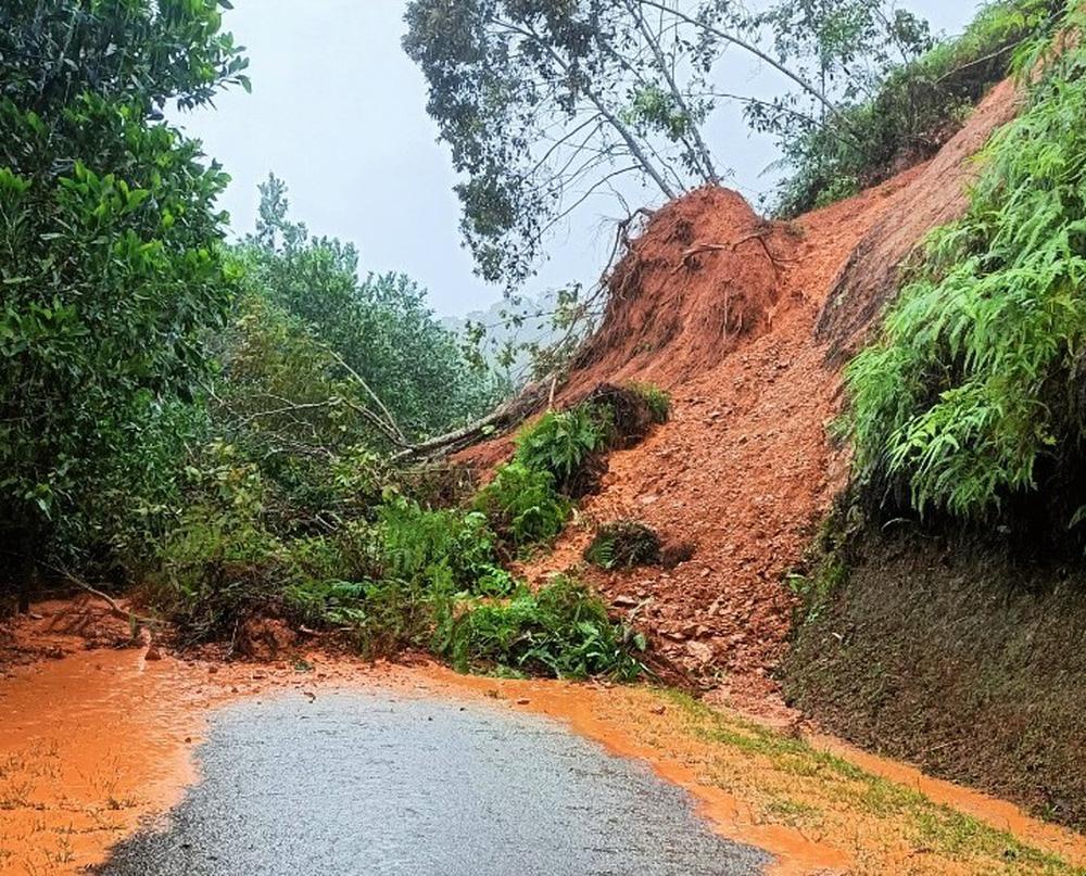Miền Trung mưa bão dữ dội, nhiều người mất tích, nhà tốc mái-8