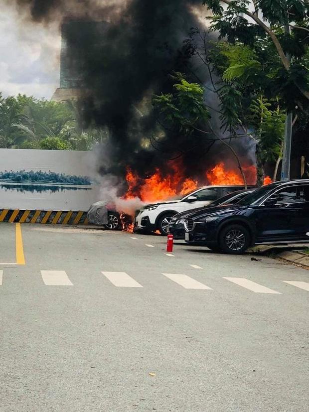 Nghi vợ tằng tịu với sếp nam, chồng đốt luôn ô tô tình địch-1