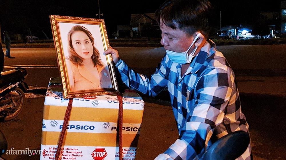 Người đàn ông ôm tro cốt vợ về quê, khóc nấc vì xin được hộp cơm chay-2