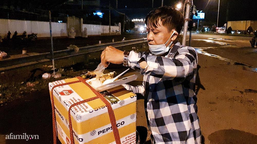 Người đàn ông ôm tro cốt vợ về quê, khóc nấc vì xin được hộp cơm chay-3