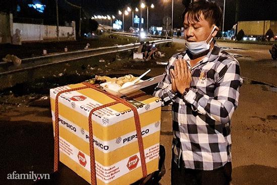 Người đàn ông ôm tro cốt vợ về quê, khóc nấc vì xin được hộp cơm chay