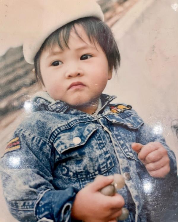 Chia sẻ khoảnh khắc kỷ niệm thủa ấu thơ, Đàm Thu Trang bông đùa: "Không biết có vớt vát thêm được nét nào ngày nhỏ để giống chị gái Suchin của mình không?".