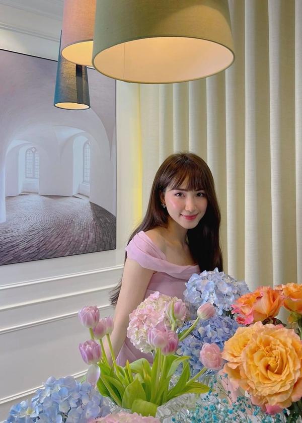 Hòa Minzy khoe ảnh xinh đẹp nhưng thật thà thú nhận trên mặt vẫn đang dính 2 miếng dán mụn rất to.