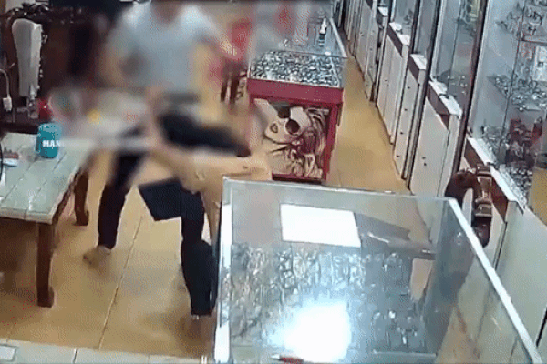 Clip: Gã đàn ông cầm búa đập tới tấp vào đầu người chơi cờ-2