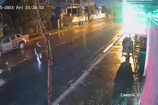 Đi đường nghe điện thoại, thanh niên bị xe máy đâm tàn khốc